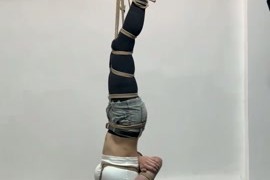 山田小姐倒吊地狱，一开始还嘻嘻哈哈做运动挣扎。放放最后情绪崩溃大哭起来