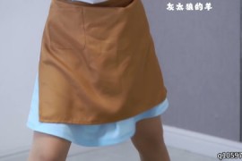 “大”字形态木板放置罚站，好利来女仆双腿发酸发抖，站立不稳，金属架强制拘束，再用各种道具挠痒痒，累到...