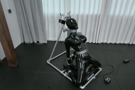 Reflective Desire的钢管刑架再次复刻——这回加了点猛料，坐入马鞍炮机再铐上刑架｜全程...