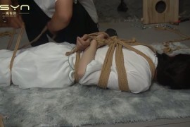 风雨囚生 示威游行女孩被捕后被拷在十字架上鞭打诱惑不从驷马高高吊起金属架紧固刷挠脚心