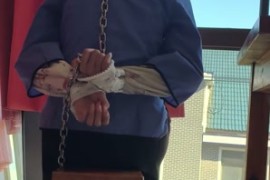 小月五四装，脖手脚连铐，喂鱼，家居简单生活剧情