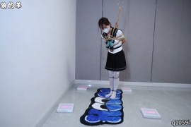 美女挑战灯板游戏通关，每每失误就会被郊狼高强度电击，最终被惩罚跪缚，用各种道具挠痒痒【扎带➕灯板游戏...