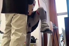 灰丝黑长直可爱学生装，强制罚站紧缚，同时被训练器和郊狼轮番轰炸