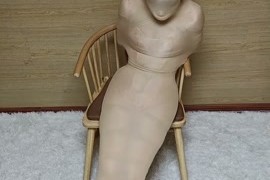 丝袜全包小狐的丝袜全包初尝试！全身绳子紧缚后还有两层超紧丝袜，身体完全被固定束缚住了，无论怎么样挣扎...
