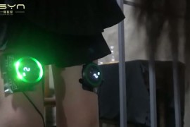 红罂粟（中）女毒枭青禾被押进审讯室拒不交代开启电刑又被反铐栏杆上加大电流供认不讳拍照留档