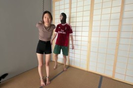 模特思思吊铐和痛苦姿势的体罚