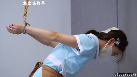 “大”字形态木板放置罚站，好利来女仆双腿发酸发抖，站立不稳，金属架强制拘束，再用各种道具挠痒痒，累到... 第1张