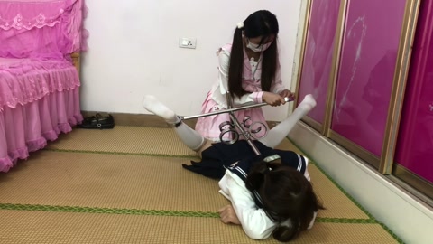 两个女孩 玩自铐 一个驷马铐一个驷马架 铐上发现钥匙在床上 第1张