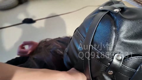 入室抢劫遭吊缚全包头套鞭打 第1张
