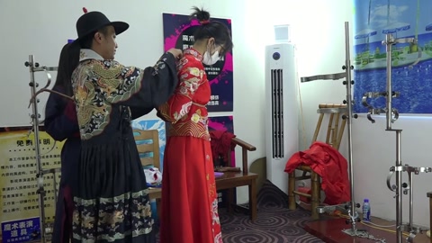 兰兰红色秀禾服，被捆绑鞭打招供，手铐脚镣，砝码脚镣 第1张