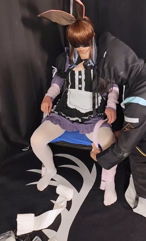 女仆阿米娅就要好好接受博士的所有要求！！！《四）椅子拘束，震懂棒，训练器，强制高潮射j！ 第1张