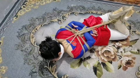女超人雅思接到任务,去抓拿歹徒,刚进去歹徒老巢,空中毒气把她熏晕过去.被绑了起来 第1张