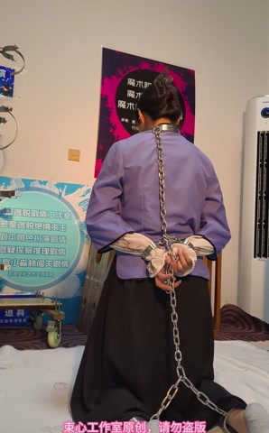 小月五四装，脖手脚连铐，喂鱼，家居简单生活剧情 第1张