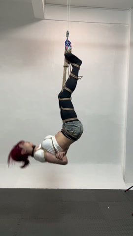 山田小姐倒吊地狱，一开始还嘻嘻哈哈做运动挣扎。放放最后情绪崩溃大哭起来 第1张