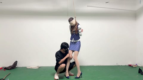 暴力虐打空姐-勒颈z息-踢踹鞭打 第1张