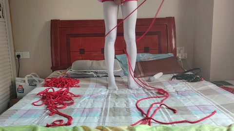 极限驷马自缚挣扎 最后欲求不满摸到震动棒自己玩 脱缚过程还差点翻车 第1张