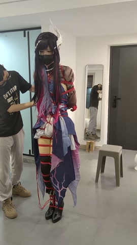 海瑟音cos捆绑，尝试只用一张凳子为支点驷马 第1张