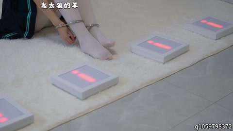 清纯少女被高频次电击，灯板连接郊狼，间歇性增加游戏难度，柠柠被电的站立不稳，腿脚发软，全程呻吟！ 第1张