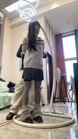 灰丝黑长直可爱学生装，强制罚站紧缚，同时被训练器和郊狼轮番轰炸 第1张