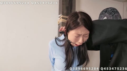 花花p5 ol职业装半吊缚，蓝色衬衣铁链捆绑 第1张