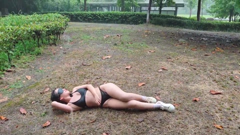 苏苏_暴雨泳衣泥泞地挣扎镣铐束缚 第1张