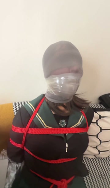 近期约绑一条袜腿+泡沫胶布缠绕+丝袜套头+封嘴胶带加固 第1张