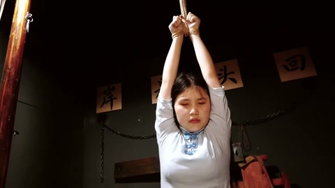 《喋血交通站》上集 女交通员在获取情报时被军统女特务抓获在刑房遭遇非人的酷刑折磨依旧坚贞不屈 第2张