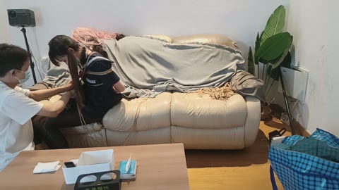 人贩王五系列（精神小妹）王五在又猫在楼道发愁没法交货，这次蹲到了一个心情相当愉快的精神小妹，于是尾随... 第2张