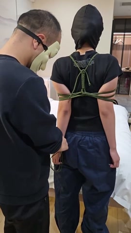 你的女朋友被蒙眼堵嘴驷马捆绑在床上，长时间放置不管，强行蒙眼堵嘴，让她自己逃脱，没想到她自己竟然解开... 第2张