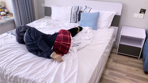 定拍放置挣扎篇+小鸟游六花cos+挟持绑架+丝袜堵嘴+绑手绑脚+td+日式紧缚+胸缚+M开腿+驷马放... 第2张