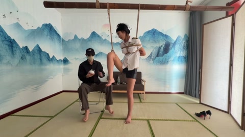 小姑娘单腿吊,驷马，大闸蟹三种不同姿势被缚同时捞脚心 第2张