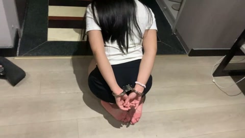 小果第一次见她的主人  小果千里迢迢第一次去见她的主人，她被要求先去到酒店房间，并自己把手反铐好跪在... 第2张