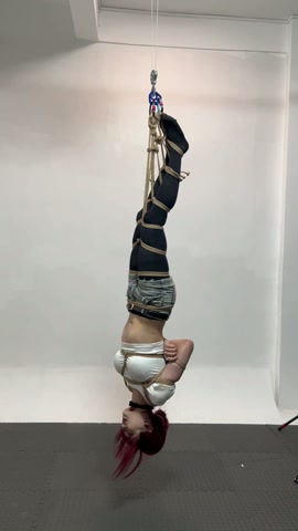 山田小姐倒吊地狱，一开始还嘻嘻哈哈做运动挣扎。放放最后情绪崩溃大哭起来 第2张