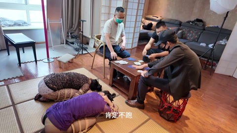 打牌 模特灿灿，陈依依，捆绑状态之下对三位打牌者进行服务，端水果，充当凳子，当然还免不了参与牌局胜负... 第2张