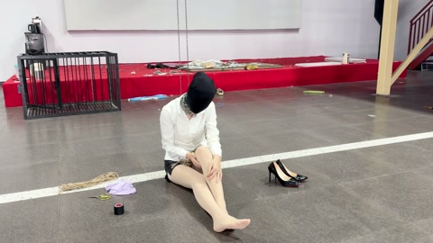 无人之境-自缚解压被老板抓包的女职员 第2张