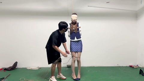 暴力虐打空姐-勒颈z息-踢踹鞭打 第2张