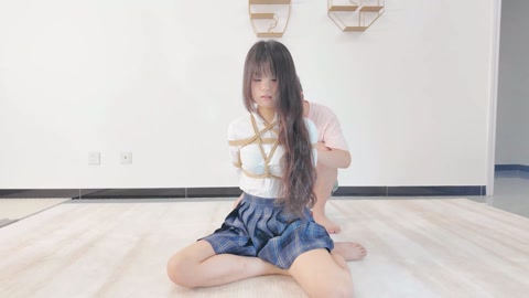 模特鱼丸jk捆绑 可爱大学生鱼丸被驷马捆绑放置，连脚趾都没放过，带上口球挣扎，无助的留下口水，换上渔... 第2张