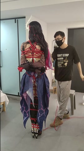 海瑟音cos捆绑，尝试只用一张凳子为支点驷马 第2张