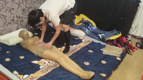 特殊订单三：情侣双人丝袜全包进笼子当脚垫 第2张