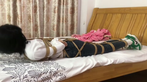 红豆衬衣牛仔裤 白袜运动鞋 自动紧缚绳 挣脱不能 各种犟 用力挣扎 第2张