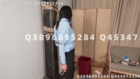 花花p5 ol职业装半吊缚，蓝色衬衣铁链捆绑 第2张