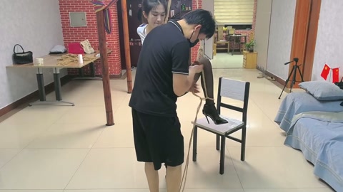 茹茹单腿吊缚虐足 第2张