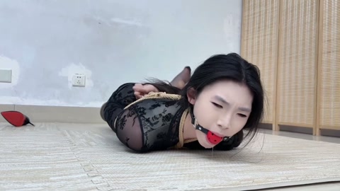 雯雯·紧身黑色包臀驷马M腿挣扎【紧身包臀】【M腿紧缚】【丝足特写】【装笼挣扎】 第2张
