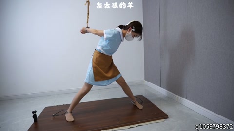 “大”字形态木板放置罚站，好利来女仆双腿发酸发抖，站立不稳，金属架强制拘束，再用各种道具挠痒痒，累到... 第3张