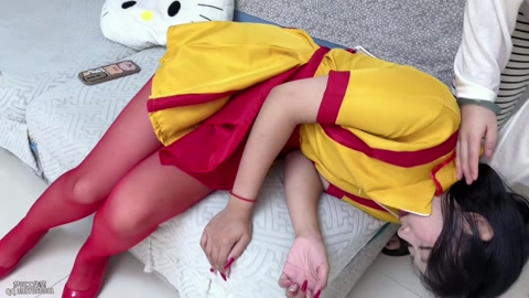 【破产姐妹】挣得多的冰柠造姐妹惦记报复 桌上驷马口球鼻钩 口水直流 第3张