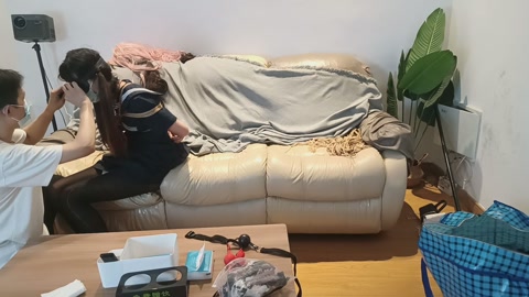 人贩王五系列（精神小妹）王五在又猫在楼道发愁没法交货，这次蹲到了一个心情相当愉快的精神小妹，于是尾随... 第3张