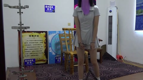 兰兰短裙白袜，连体手铐脚镣，简单剧情 第3张