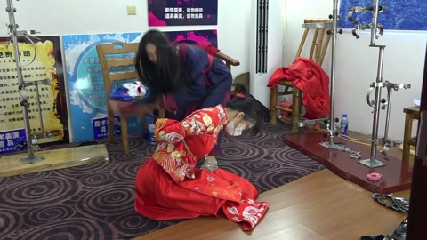 兰兰红色秀禾服，被捆绑鞭打招供，手铐脚镣，砝码脚镣 第3张