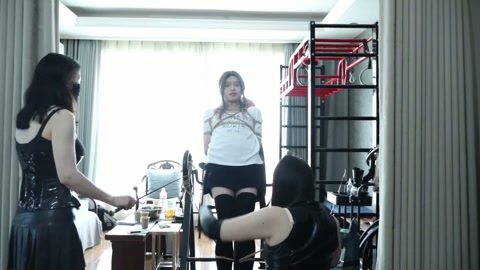 双S卓卓调教，前面调教过于温和了，卓卓居然说没尽兴，马上就安排单腿吊缚 超大马具口塞，双S鞭打，虽然... 第3张