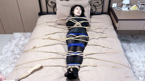 变成蜡像的女人彘 模特七七 全身紧缚完全不动不了 (真实窒息濒死) 电击项圈 丝袜堵嘴 丝袜全包 蜡... 第3张